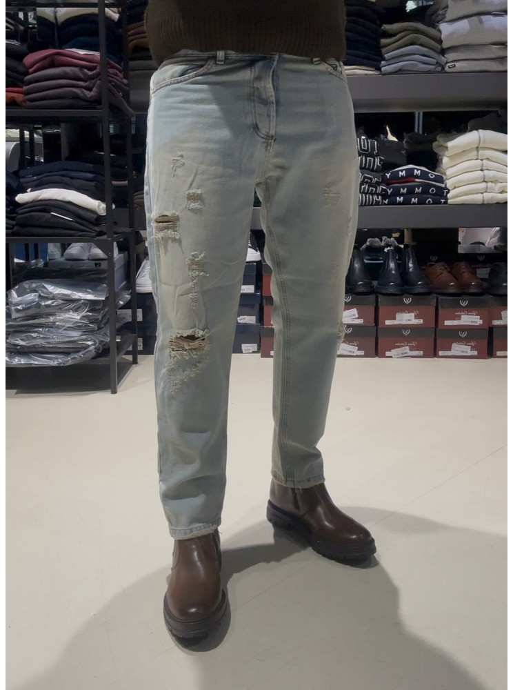 Jeans carrot fit strappato