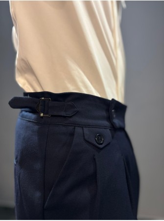 Pantalone con cinturino regolabile