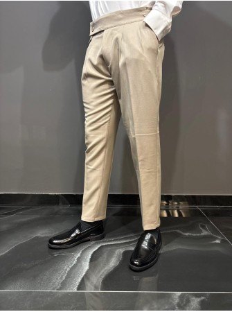 Pantalone con cinturino regolabile