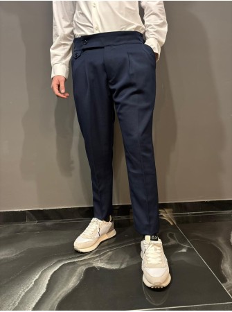 Pantalone con cinturino regolabile