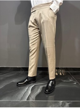 Pantalone con cinturino regolabile