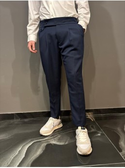 Pantalone con cinturino regolabile